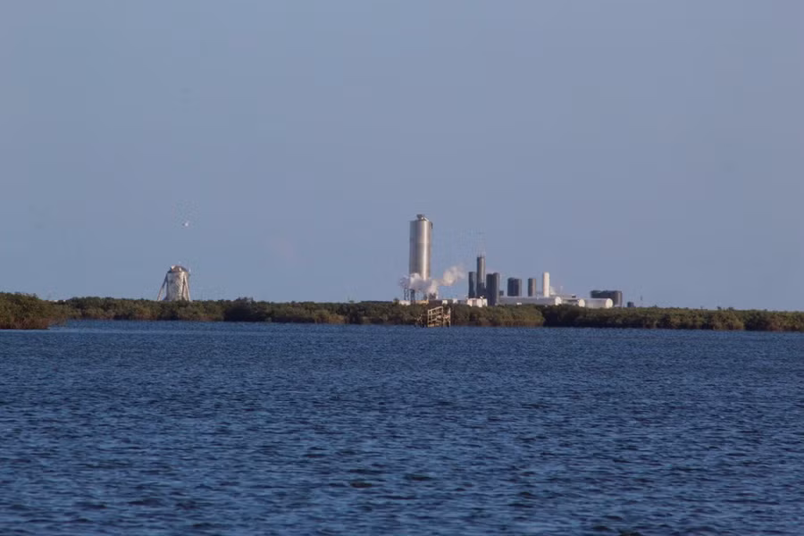  Starship SN5 trông như một chiếc phích khổng lồ sáng bóng. Ảnh: Austin Barnard qua Twitter.