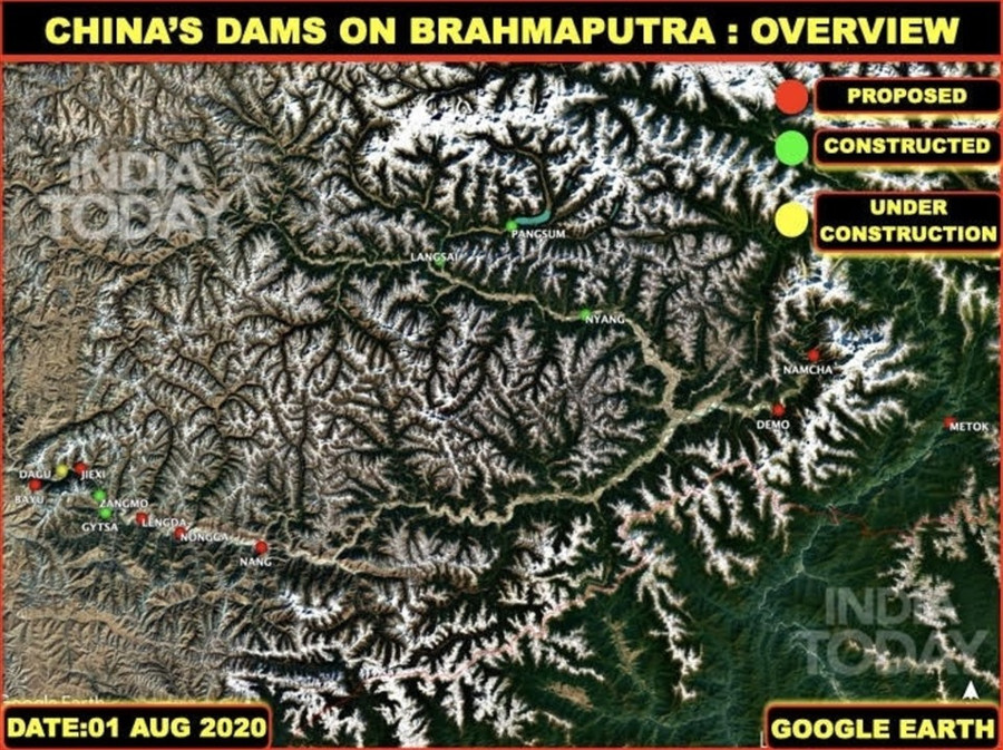 Ảnh vệ tinh ngày 1.8.2020 cho thấy những con đập Trung Quốc dự định xây (chấm đỏ) trên sông Brahmaputra, và những đập đã xây (chấm xanh). Ảnh: India Today/Google Earth