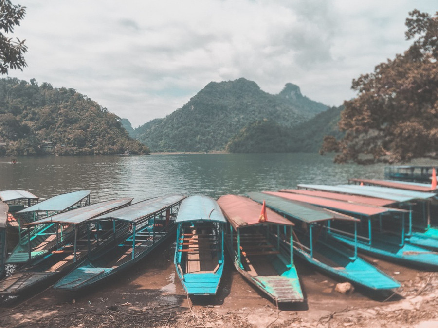 Xuồng máy neo đậu tại hồ Ba Bể - Ảnh: PHƯƠNG LAN