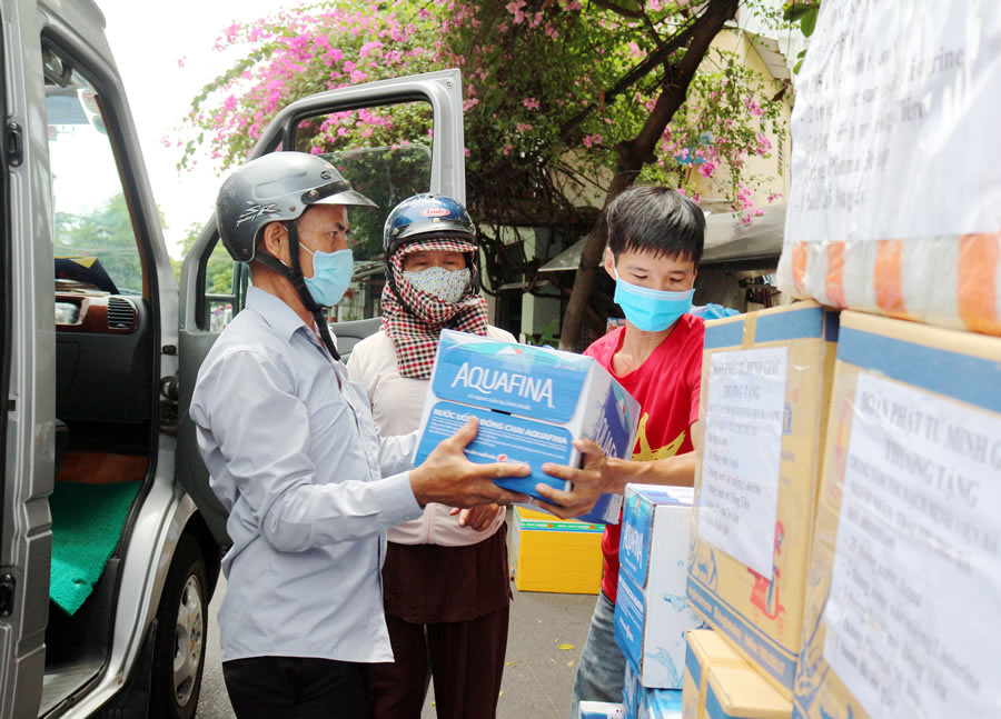 Hàng hỗ trợ liên tục được đưa đến chất đầy trước khu vực phong tỏa.