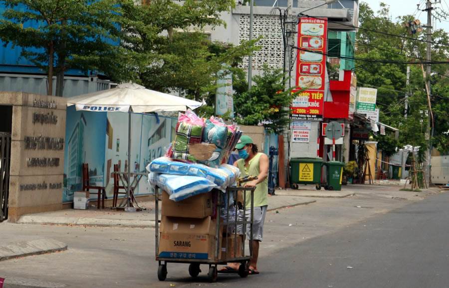 Những xe hàng ấm áp tình người được gửi đến đội ngũ y bác sĩ, nhân viên y tế Bệnh viện Đà Nẵng.