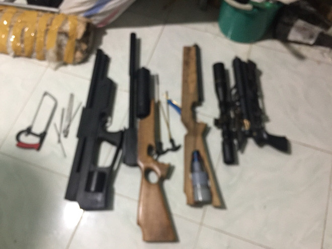 Súng tự chế được cơ quan công an thu giữ. Súng tự chế được cơ quan công an thu giữ.