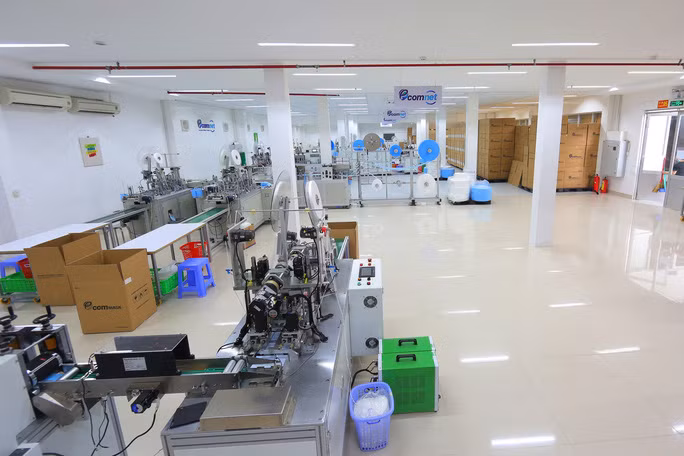  Bên trong nhà máy sản xuất khẩu trang của Ecom Net tại Việt Nam. Ảnh: Lam Giang