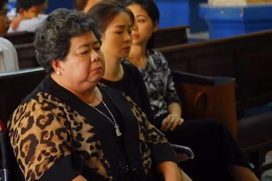 Bà Hứa Thị Phấn (bên trái ảnh) tại phiên sơ thẩm. Ảnh: Ngô Nguyên