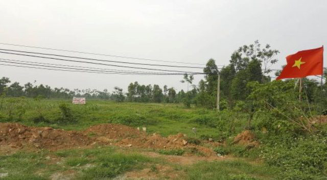 Nhà chức trách đã xác định, kết luận đất đồng Sênh là đất Quốc phòng, tuy nhiên bố con Lê Đình Kình từ cách đây 7 năm trước đã thành lập “Tổ Đồng thuận” để chiếm lại đất đồng Sênh chia nhau. Nhà chức trách đã xác định, kết luận đất đồng Sênh là đất Quốc phòng, tuy nhiên bố con Lê Đình Kình từ cách đây 7 năm trước đã thành lập “Tổ Đồng thuận” để chiếm lại đất đồng Sênh chia nhau.