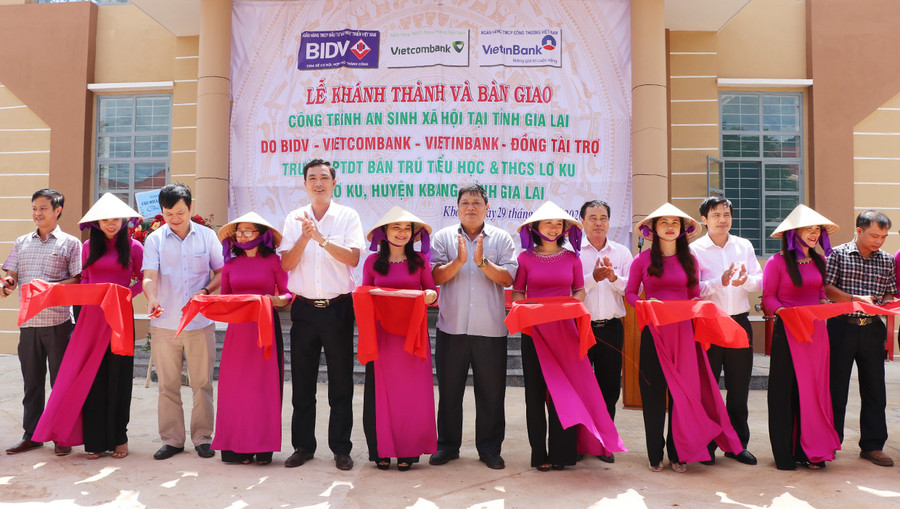 Cắt băng khánh thành công trình Trường Phổ thông Dân tộc Bán trú Tiểu học và THCS Lơ Ku (xã Lơ Ku, huyện Kbang). Ảnh: Ngọc Minh Cắt băng khánh thành Trường PTDTBT Tiểu học và THCS Lơ Ku, xã Lơ Ku, huyện Kbang. Ảnh Ngọc Minh