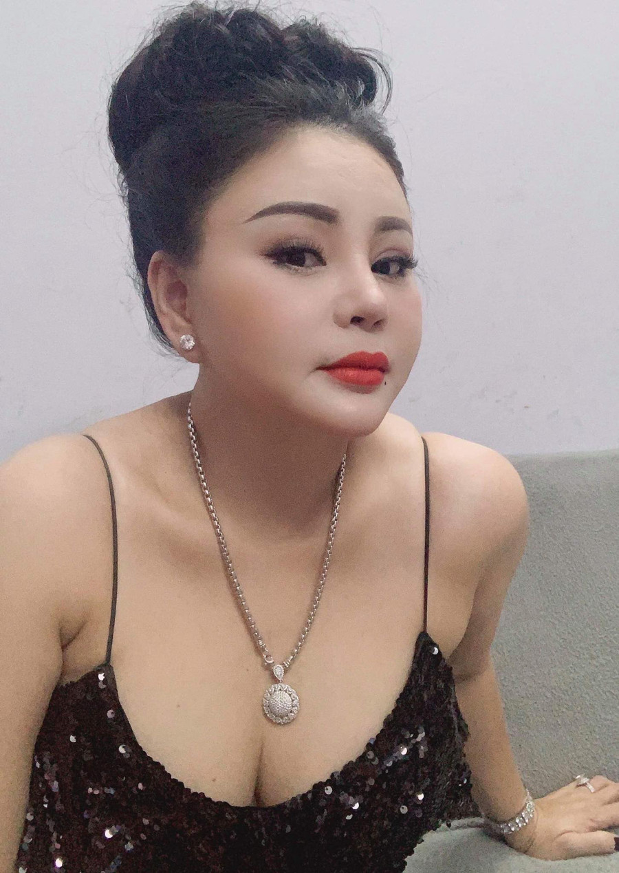 "Mỹ nhân được Hoài Linh đòi cưới" quyến rũ hút mắt ở tuổi U50, Hari Won phải "van xin" là ai? ảnh 2