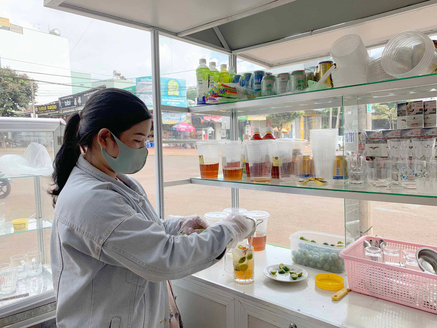 Chị Châu Thị Xoan (thị trấn Đak Đoa) thực hiện nghiêm quy trình chế biến đảm bảo an toàn vệ sinh thực phẩm. Ảnh: Phương Vi 