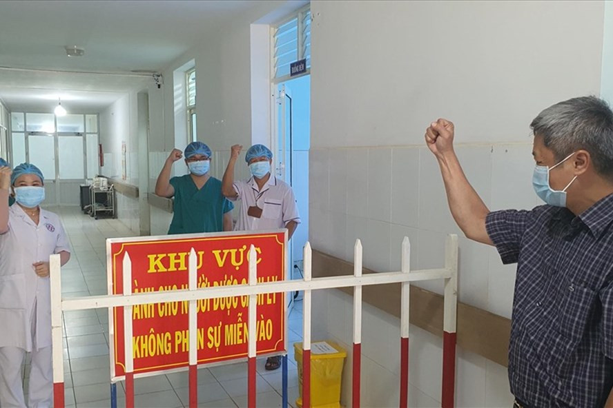 Thứ trưởng Bộ Y tế Nguyễn Trường Sơn động viên cán bộ y tế chăm sóc bệnh nhân COVID-19 tại khu điều trị cách ly Trung tâm y tế dự phòng Bình Sơn cơ sở 2, tỉnh Quảng Ngãi. Ảnh: Tuấn Dũng. Thứ trưởng Bộ Y tế Nguyễn Trường Sơn động viên cán bộ y tế chăm sóc bệnh nhân COVID-19 tại khu điều trị cách ly Trung tâm y tế dự phòng Bình Sơn cơ sở 2, tỉnh Quảng Ngãi. Ảnh: Tuấn Dũng.