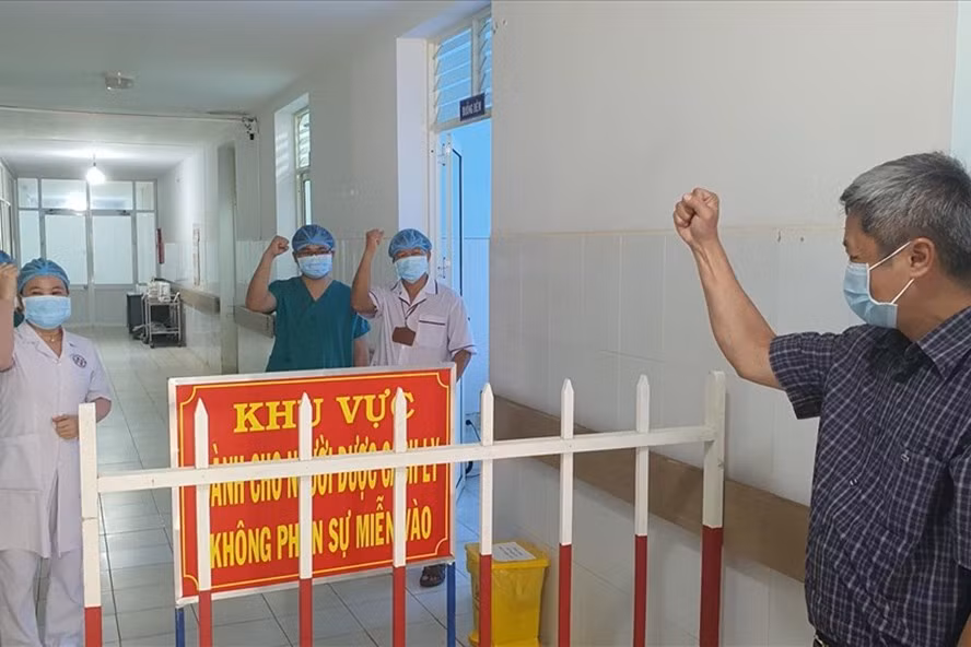 Thứ trưởng Bộ Y tế Nguyễn Trường Sơn động viên cán bộ y tế chăm sóc bệnh nhân COVID-19 tại khu điều trị cách ly Trung tâm y tế dự phòng Bình Sơn cơ sở 2, tỉnh Quảng Ngãi. Ảnh: Tuấn Dũng.