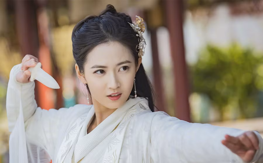 2. Trần Ngọc Kỳ: Trần Ngọc Kỳ là nữ diễn viên của điện ảnh Hoa ngữ. Cô nổi tiếng với vai diễn trong các phim: Đại thoại Tây Du 3, Cẩm tú vị ương, Hương mật tựa khói sương, Ỷ thiên đồ long ký 2019, Nguyệt thượng trùng hỏa….