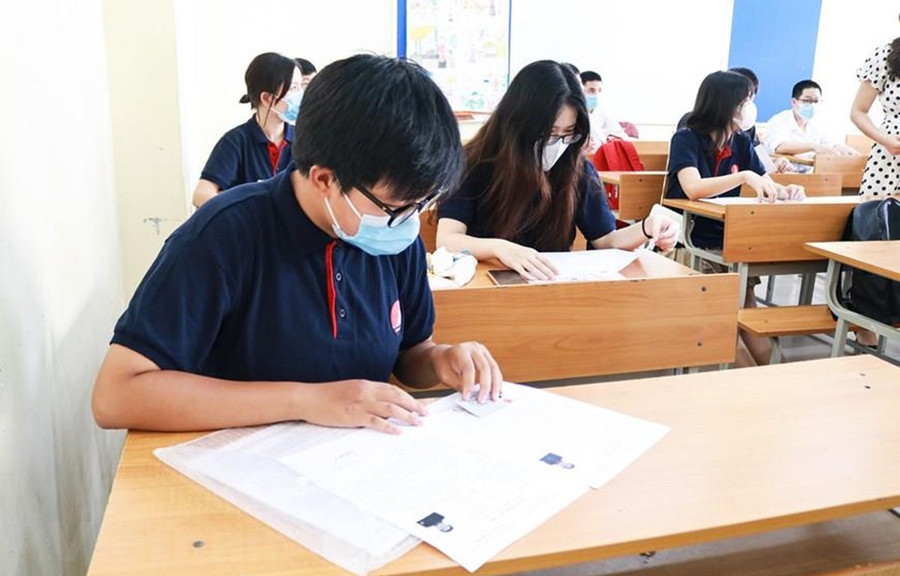 Thí sinh thực hiện kê khai y tế tại điểm thi. (Ảnh: Nguyên An/Vietnam+)