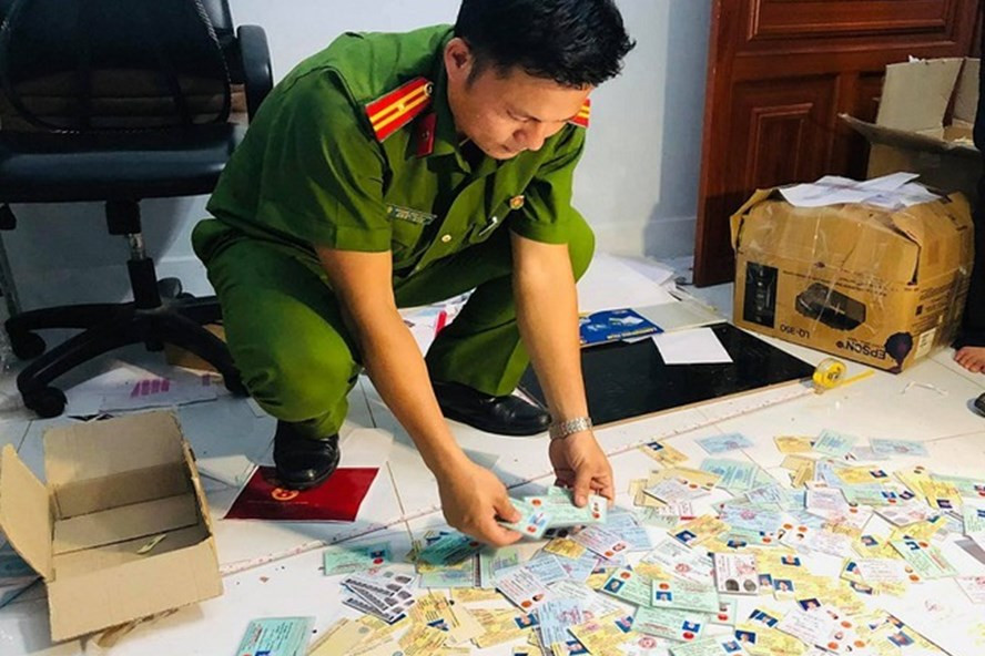 Đường dây giấy tờ giờ giả do Công an Đồng Nai bóc gỡ. Ảnh: Công an cung cấp