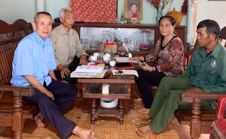  Các cựu tù chính trị yêu nước huyện Chư Prông hồi tưởng về những năm tham gia kháng chiến chống Mỹ. Ảnh: H.T