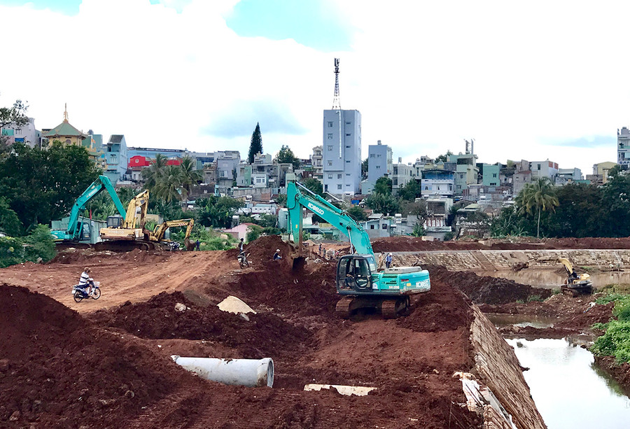 Thi công dự án kè chống sạt lở suối Hội Phú (TP. Pleiku). Ảnh: Hà Duy Thi công dự án kè chống sạt lở suối Hội Phú (TP. Pleiku). Ảnh: Hà Duy