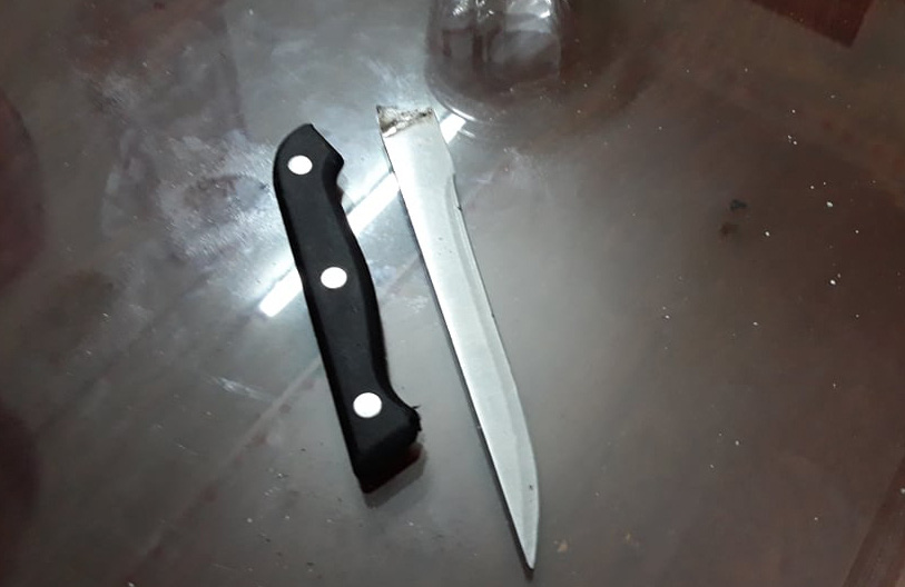 Con dao gây án được bỏ lại hiện trường.