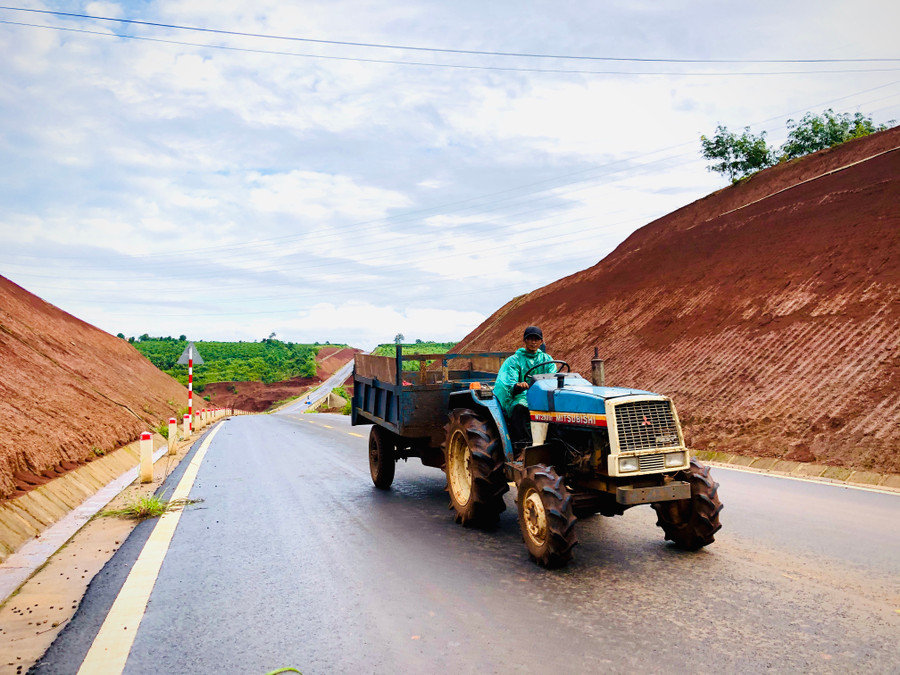 Nhờ được đầu tư đường tuyến tránh Pleiku, nông dân có tuyến đường đẹp để vận chuyển nông sản và các nguyên liệu phục vụ sản xuất. Ảnh: Lê Hòa Nhờ được đầu tư đường tuyến tránh Pleiku, nông dân có tuyến đường đẹp để vận chuyển nông sản và các nguyên liệu phục vụ sản xuất. Ảnh: Lê Hòa
