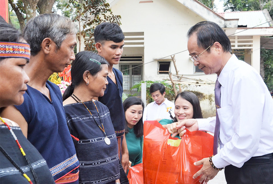 Đồng chí Lê Phan Lương-Ủy viên Ban Thường vụ Tỉnh ủy, Trưởng ban Tuyên giáo Tỉnh ủy tặng quà các gia đình chính sách làng Tăng Lăng (xã Krong, huyện Kbang). Ảnh: Phương Linh Đồng chí Lê Phan Lương-Ủy viên Ban Thường vụ Tỉnh ủy, Trưởng ban Tuyên giáo Tỉnh ủy tặng quà các gia đình chính sách làng Tăng Lăng (xã Krong, huyện Kbang). Ảnh: P.L