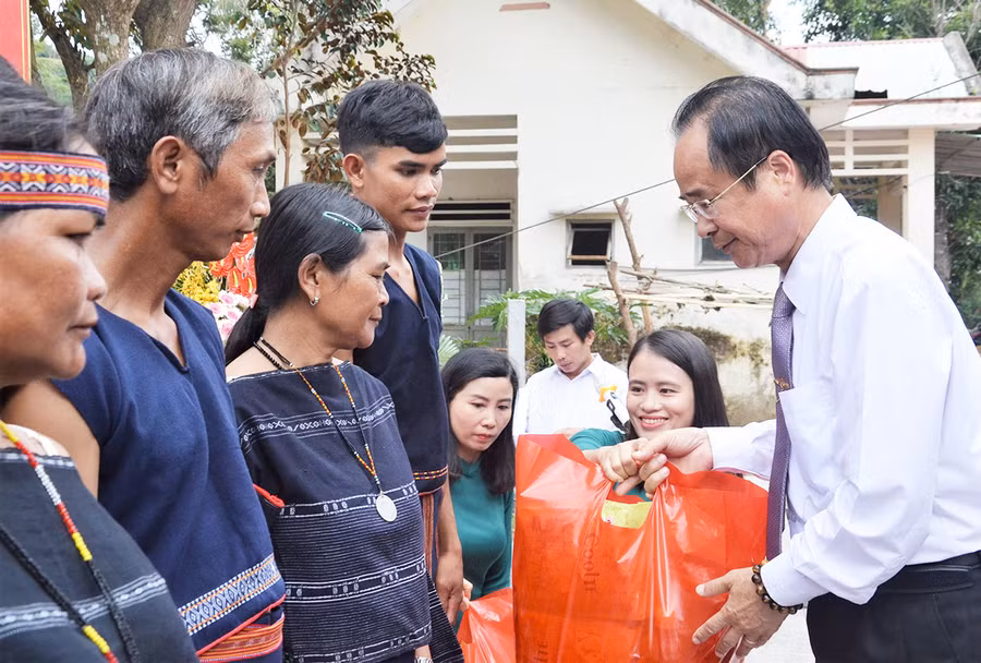  Đồng chí Lê Phan Lương-Ủy viên Ban Thường vụ Tỉnh ủy, Trưởng ban Tuyên giáo Tỉnh ủy tặng quà các gia đình chính sách làng Tăng Lăng (xã Krong, huyện Kbang). Ảnh: P.L