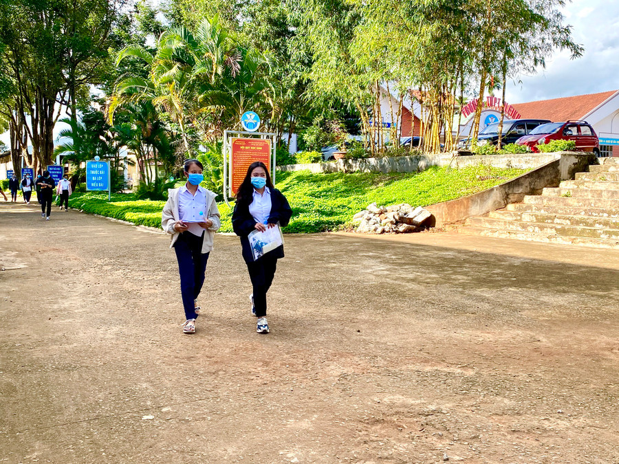 Những thí sinh đầu tiên rời khỏi điểm thi Trường THPT Pleiku sau khi kết thúc môn Toán. Ảnh: Hồng Thi Những thí sinh đầu tiên rời khỏi điểm thi Trường THPT Pleiku sau khi kết thúc môn Toán. Ảnh: Hồng Thi