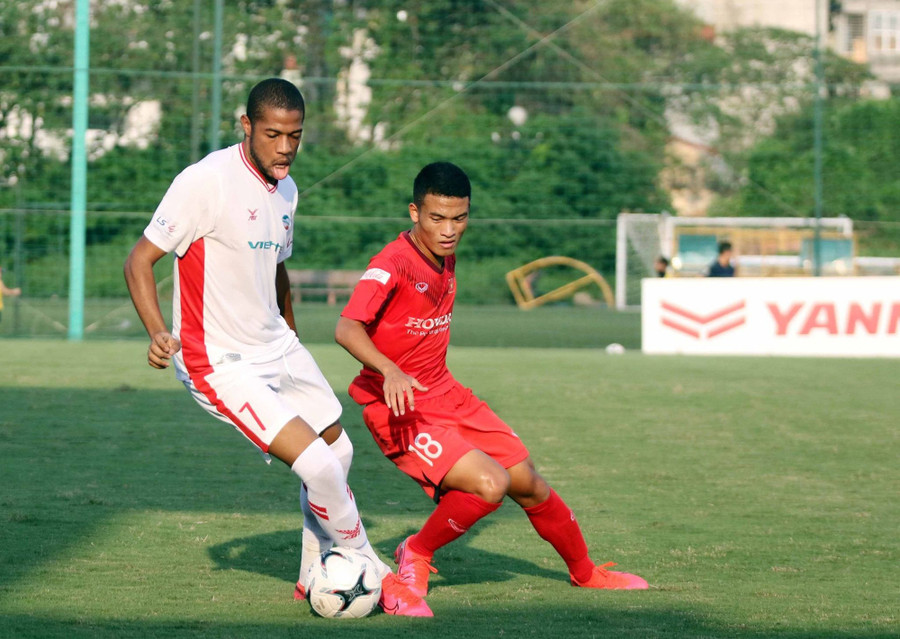 Ngoại binh Caique của Viettel đã ghi 1 bàn trong cuộc đọ sức với U22 Việt Nam. Ảnh: VFF