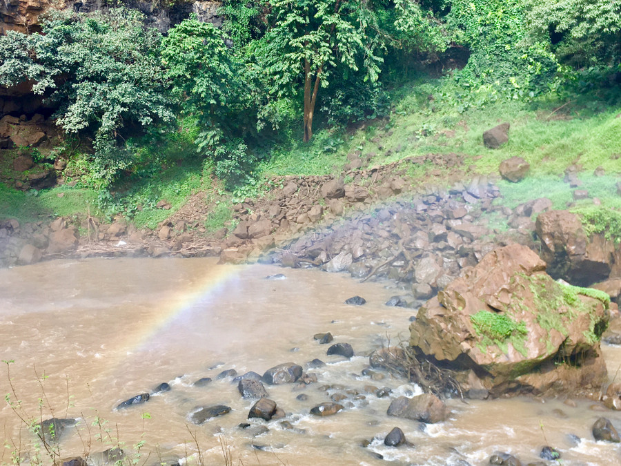 Làn hơi nước bốc lên từ dòng thác hòa cùng những tia nắng mặt trời chiếu qua vách đá tạo nên dải cầu vồng bảy sắc huyền ảo mê hoặc lòng người. Làn hơi nước lớn bốc lên từ dòng thác hòa cùng những tia nắng mặt trời chiếu qua vách đá tạo nên dải cầu vồng bảy sắc huyền ảo mê hoặc lòng người.