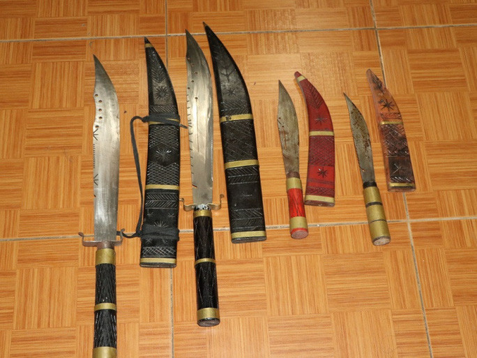 Nhiều loại dao thu giữ khi khám xét nhà Trà - Ảnh: Công an cung cấp Nhiều loại dao thu giữ khi khám xét nhà Trà - Ảnh: Công an cung cấp