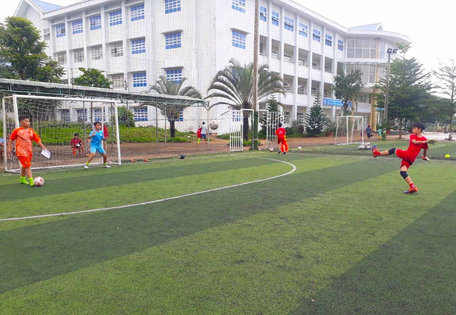 Các học viên Trung tâm bóng đá cộng đồng Sao Việt trong buổi học. Ảnh: Hoành Sơn