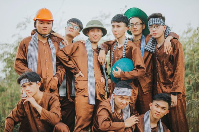 Nhật (ôm nón xanh) chụp ảnh kỷ yếu cùng bạn học ẢNH: NVCC