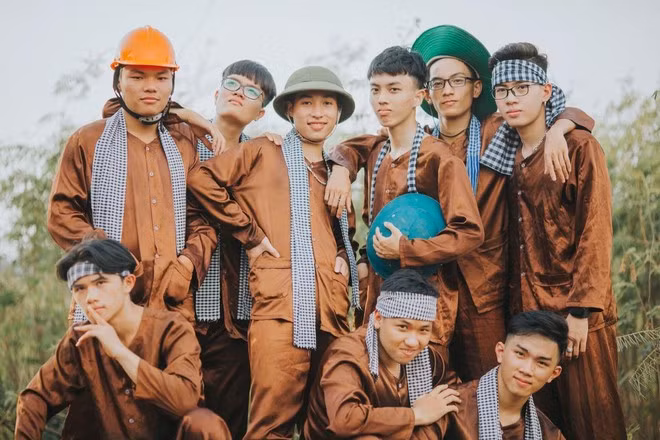 Nhật (ôm nón xanh) chụp ảnh kỷ yếu cùng bạn học ẢNH: NVCC