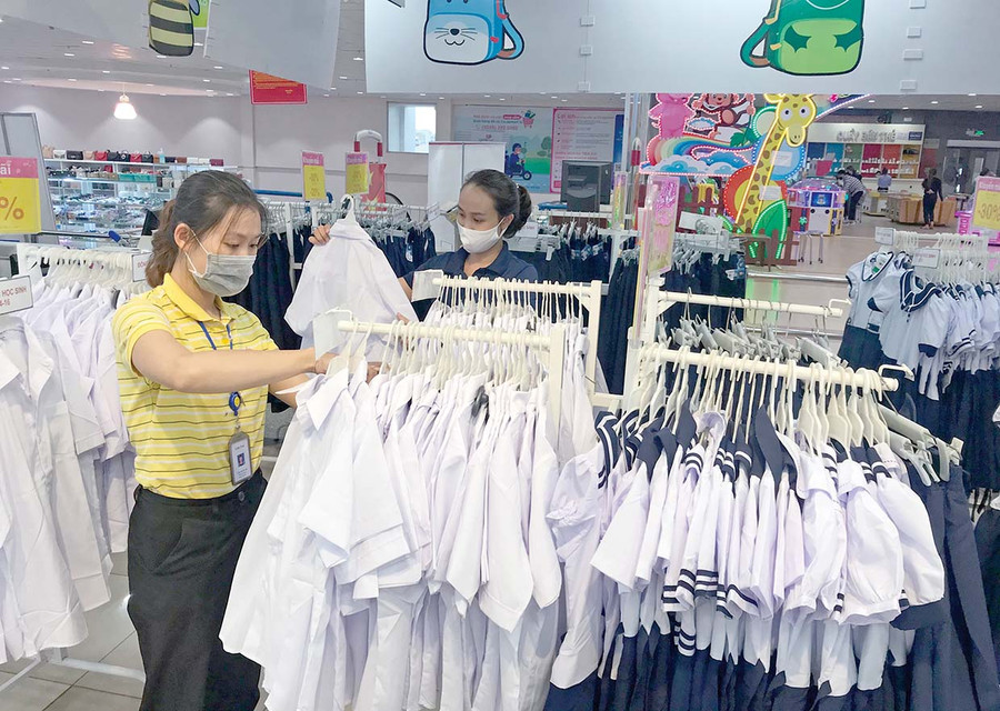  Khách hàng lựa chọn đồng phục học sinh tại Siêu thị Co.op Mart Pleiku. Ảnh: T.N
