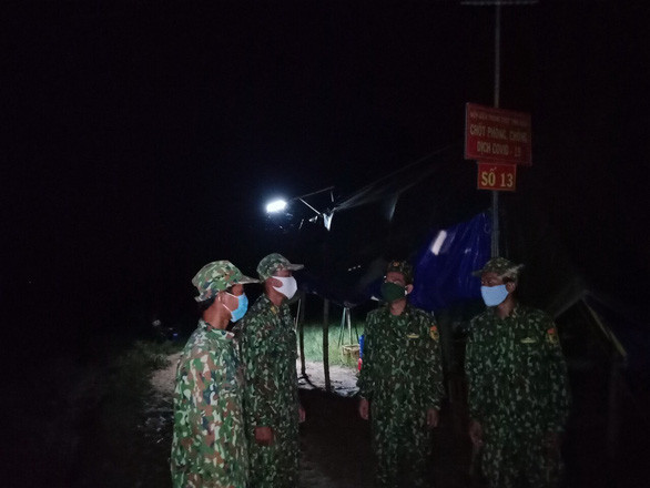 Tổ công tác số 13 của Đồn biên phòng Tịnh Biên trao đổi khi giao ca - Ảnh: BỬU ĐẤU