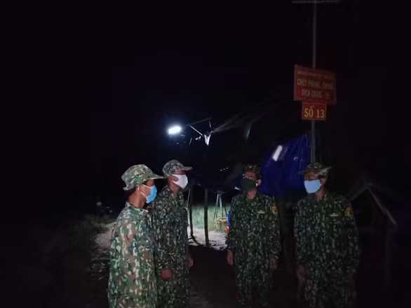 Tổ công tác số 13 của Đồn biên phòng Tịnh Biên trao đổi khi giao ca - Ảnh: BỬU ĐẤU