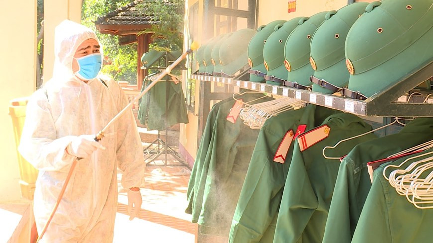 Lực lượng vũ trang địa phương tận tâm với công tác phòng, chống dịch COVID-19 tại khu cách ly tỉnh Gia Lai. (Ảnh: Hồng Điệp/TTXVN)