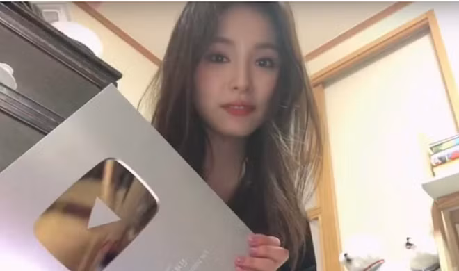 Nhiều người phát sốt trước diện mạo xinh đẹp xuất chúng của Shin Se Kyung hơn kể từ khi cô gia nhập YouTube vào tháng 10.2018. Nếu trên màn ảnh, khán giả lo “mổ xẻ” diễn xuất của người đẹp phim Kỵ sĩ áo đen thì trên kênh YouTube riêng, cô nhận vô vàn lời khen vì vẻ ngoài quá xinh đẹp và những chia sẻ dễ thương, gần gũi về các hoạt động thường ngày ẢNH: CẮT TỪ VIDEO