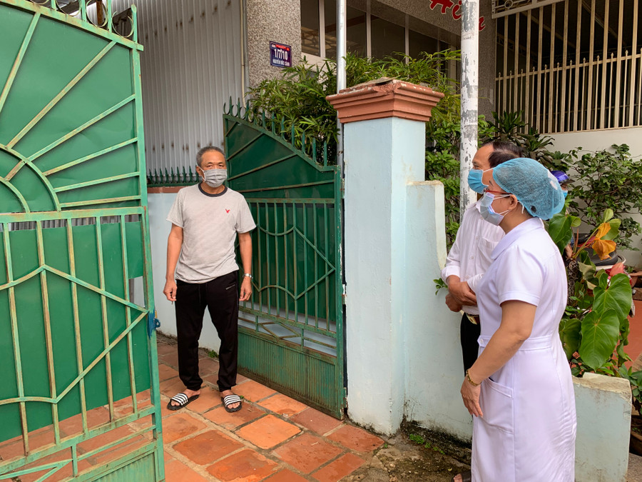 Cán bộ y tế phường Hoa Lư, TP.Pleiku và tổ dân phố nhắc nhở người dân thực hiện cách ly tại nhà đúng quy định. Ảnh: Như Nguyện