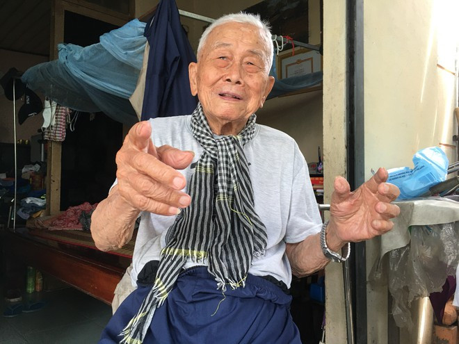 Ông Hai Hỷ hồi ức những ngày Cách mạng Tháng Tám và Quốc khánh 2.9, khi ở tuổi 97 ẢNH: ĐÌNH PHÚ