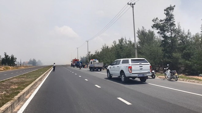 Khói bao trùm qua đường Hùng Vương nối dài, đoạn qua phường Hòa Hiệp Bắc, TX.Đông Hòa, nên lực lượng chức năng điều tiết giao thông đi vào khu dân sinh ẢNH: ĐỨC HUY