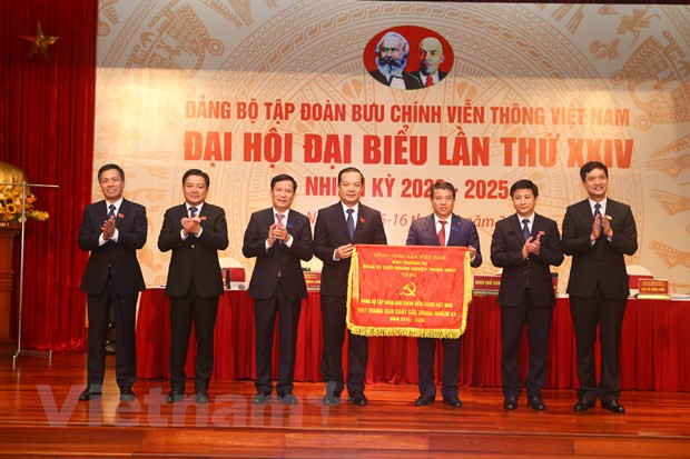 Đảng bộ VNPT nhận Cờ thi đua của Đảng ủy khối doanh nghiệp Trung ương vì đã đạt thành tích xuất sắc trong nhiệm kỳ 2015-2020. (Ảnh: T.Q/Vietnam+)