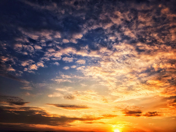 Khoảnh khắc bình minh tuyệt đẹp bên bờ biển - Ảnh: LÊ THÚY