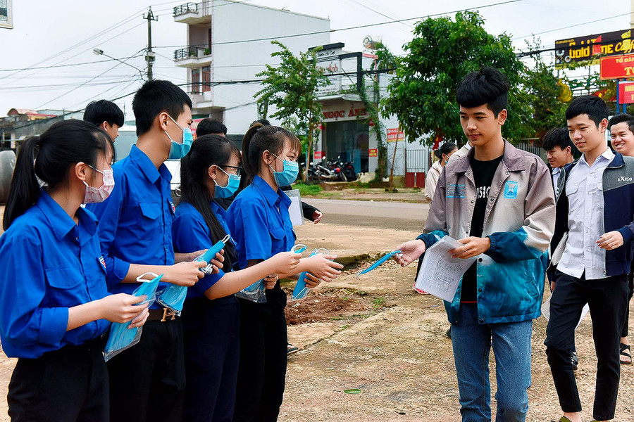 Tỉnh đoàn đã huy động được 6.750 khẩu trang và 365 chai dung dịch sát khuẩn phân phát cho các tình nguyện viên tại điểm thi.