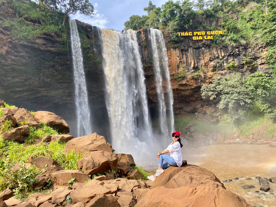 Thác Phú Cường để lại nhiều ấn tượng cho du khách ngay từ lần đầu đến tham quan bởi sở hữu nét hoang sơ, kỳ vĩ. Dòng thác cao khoảng 45 m, tung bọt trắng xóa như dải lụa vắt qua nền trời xanh quyến rũ lòng người. Thác Phú Cường để lại nhiều ấn tượng cho du khách ngay từ lần đầu đến tham quan bởi sở hữu nét hoang sơ, kỳ vĩ. Dòng thác cao khoảng 45 m, tung bọt trắng xóa như dải lụa vắt qua nền trời xanh quyến rũ lòng người.