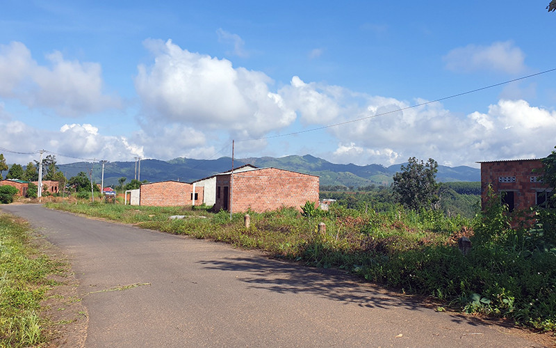 Nhiều ngôi nhà xây dang dở, bỏ hoang tại dự án quy hoạch bố trí dân cư xã Ðăk Hring (huyện Ðăk Hà, Kon Tum).