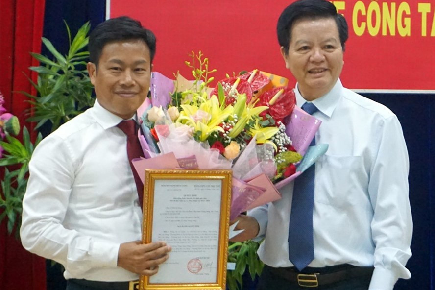 Đồng chí Mai Văn Chính, Phó Ban tổ chức TƯ trao Quyết định cho đồng chí Lê Quân (ảnh Nhật Hồ)