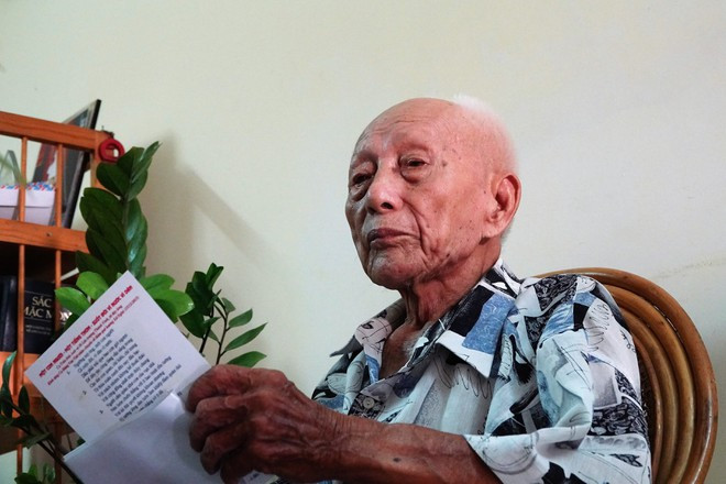 Ông Đặng Văn Việt kể lại việc treo cờ đỏ sao vàng trên kỳ đài Huế sáng 21.8.1945 -ẢNH: MAI THANH HẢI  Ông Đặng Văn Việt kể lại việc treo cờ đỏ sao vàng trên kỳ đài Huế sáng 21.8.1945 -ẢNH: MAI THANH HẢI
