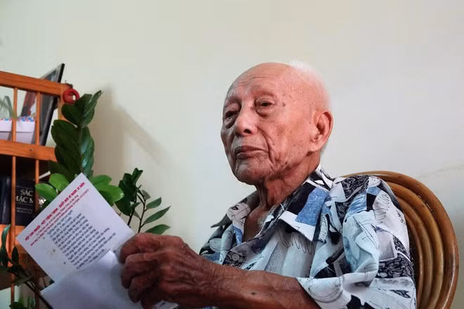  Ông Đặng Văn Việt kể lại việc treo cờ đỏ sao vàng trên kỳ đài Huế sáng 21.8.1945 -ẢNH: MAI THANH HẢI