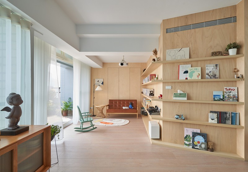 Khác với những ngôi nhà khác, phòng khách không phải là nơi vợ chồng chú trọng nhất vậy nên họ loại bỏ kệ tivi và giảm bớt số lượng ghế.