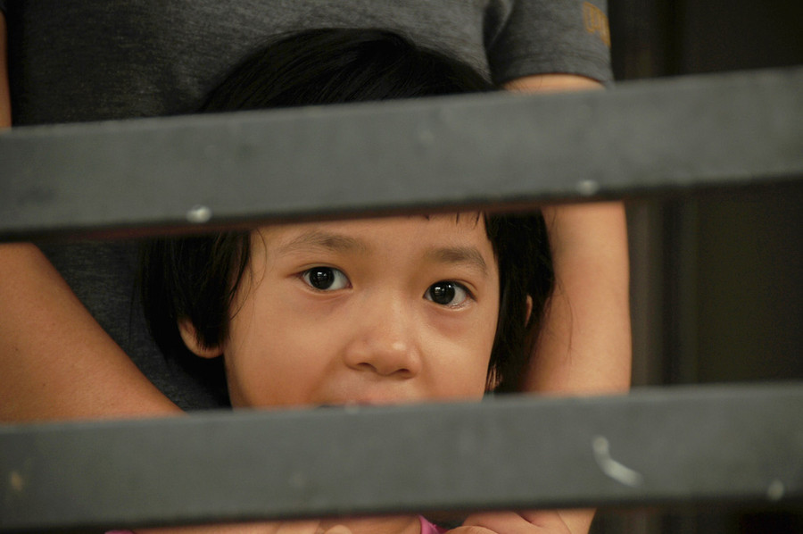 Trẻ con được yêu cầu ở trong nhà, không được ra ngoài để đảm bảo an toàn - Ảnh: B.D