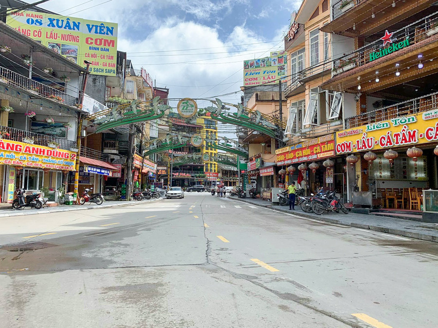 "Thời điểm tháng 6-7 vừa qua, vào trưa hay tối, nhà hàng đều đông khách tới ăn uống, phục vụ không kịp, tuy nhiên 3 tuần nay, lượng khách giảm rõ rệt, đến nay thì gần như chẳng còn ai. Dịp cuối tuần cũng chỉ được 1,2 bàn khách" anh Nguyễn Xuân Tiến - đầu bếp một cửa hàng chuyên cơm lẩu ở thị trấn Sa Pa chia sẻ. Anh nói thêm: "Bản thân tôi cũng chỉ vừa nhận tháng lương ổn định đầu tiên thì lại dịch bệnh, phải chấp nhận giảm lương như trước đó".