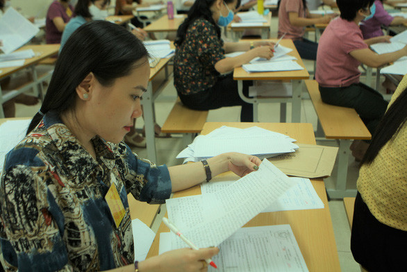 Giám khảo chấm vòng 1 bài thi tự luận ở hội đồng chấm thi tỉnh Quảng Ninh - Ảnh: VĨNH HÀ Giám khảo chấm vòng 1 bài thi tự luận ở hội đồng chấm thi tỉnh Quảng Ninh - Ảnh: VĨNH HÀ